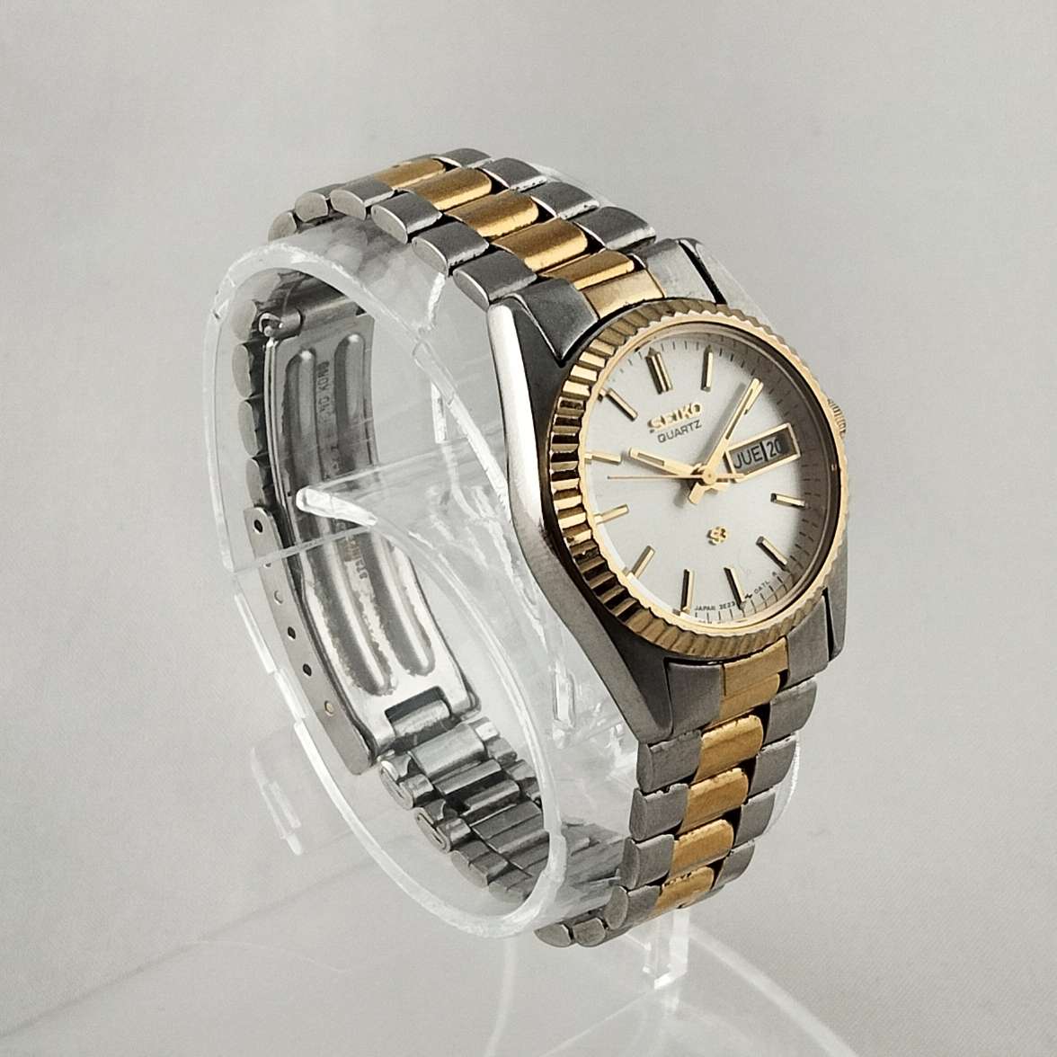 Seiko Unisex Watch, Silver and Gold Tone, Bracelet Strap
