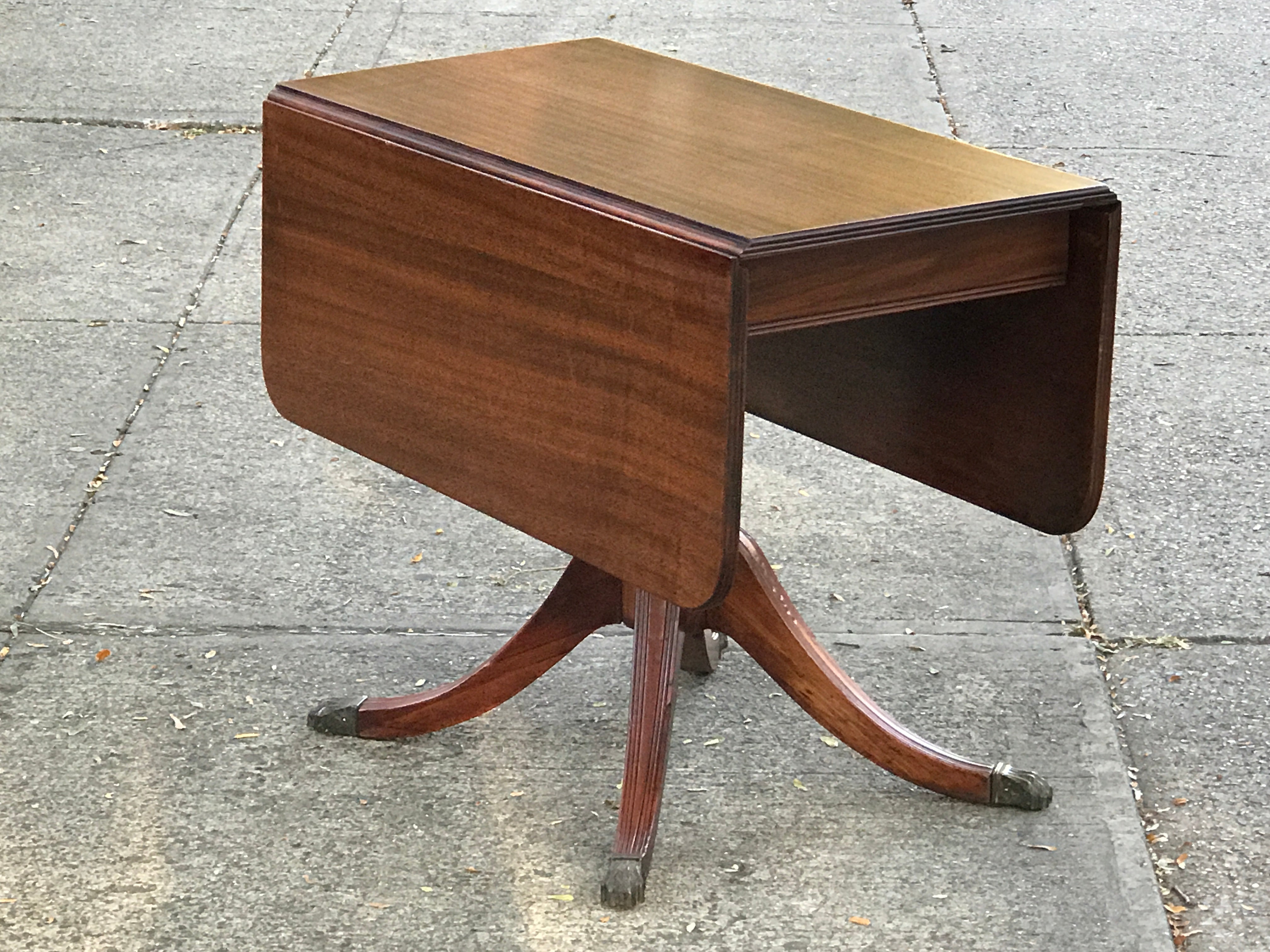 A CLASSIC DROP LEAF DUNCAN PHYFE STYLE DINING TABLE I Like