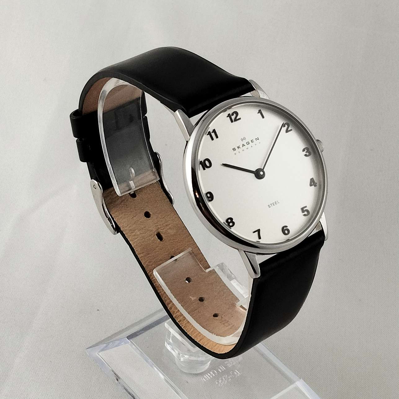Skagen Unisex Watch, Minimalist Design, Genuine Leather Strap