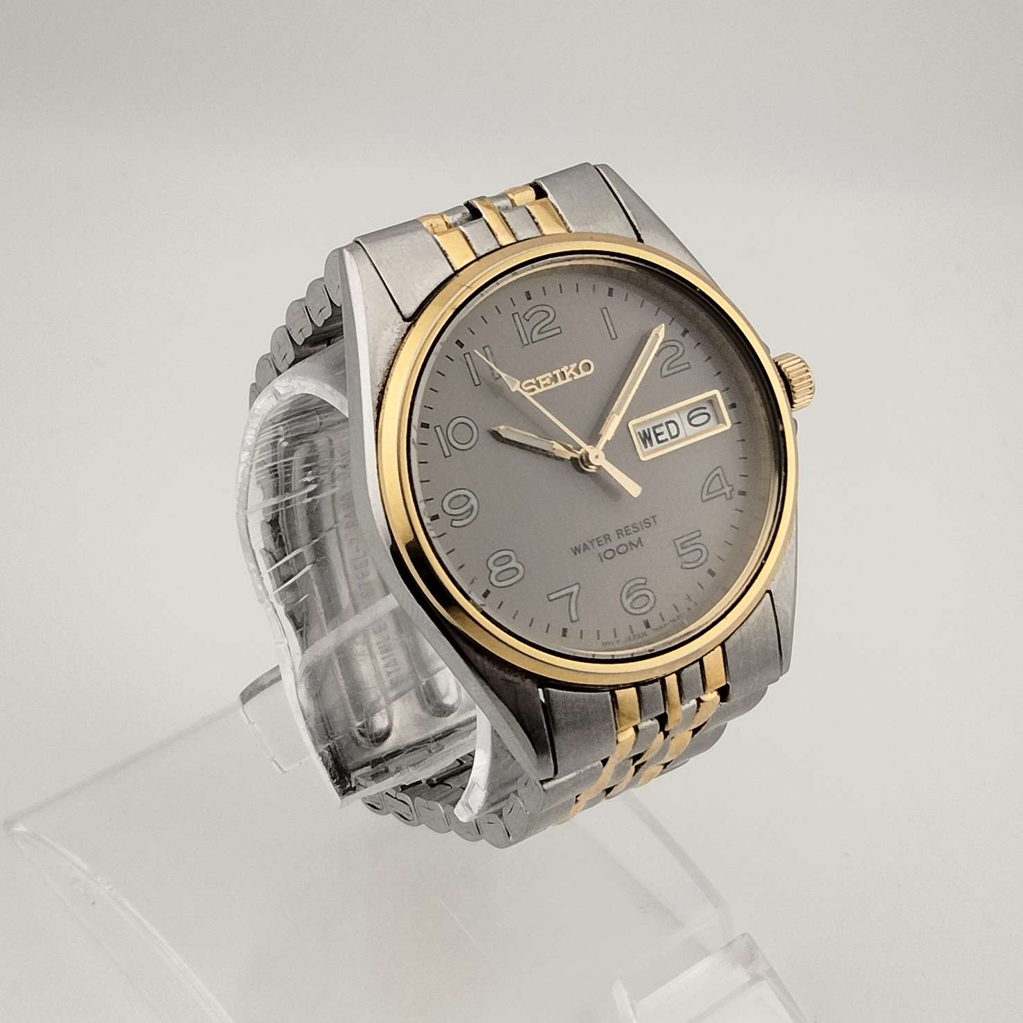 Seiko Men's Silver Tone Watch, Circular Dial, Date and Day Window, Bracelet Strap