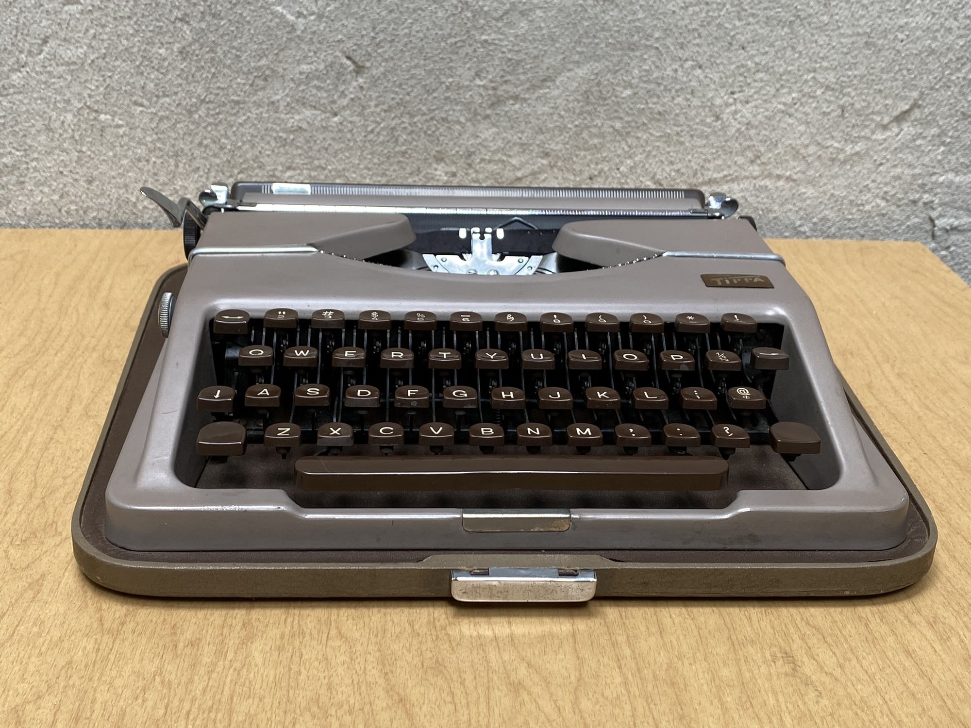 Gossen Tippa Vintage Portable Typewriter in Case