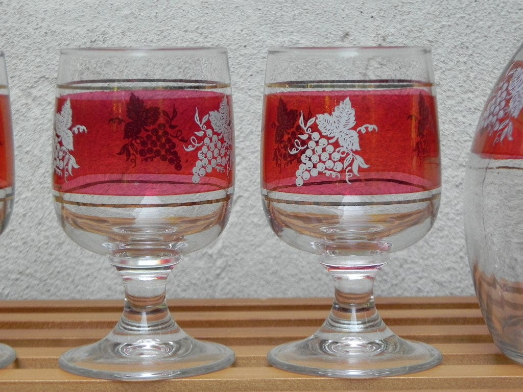https://www.mikesmcm.com/cdn/shop/files/i-like-mike-s-mid-century-modern-accessories-cranberry-red-clear-decanter-glass-set-by-lubiana-made-in-italy-16492811525_2000x.JPG?v=1690508885