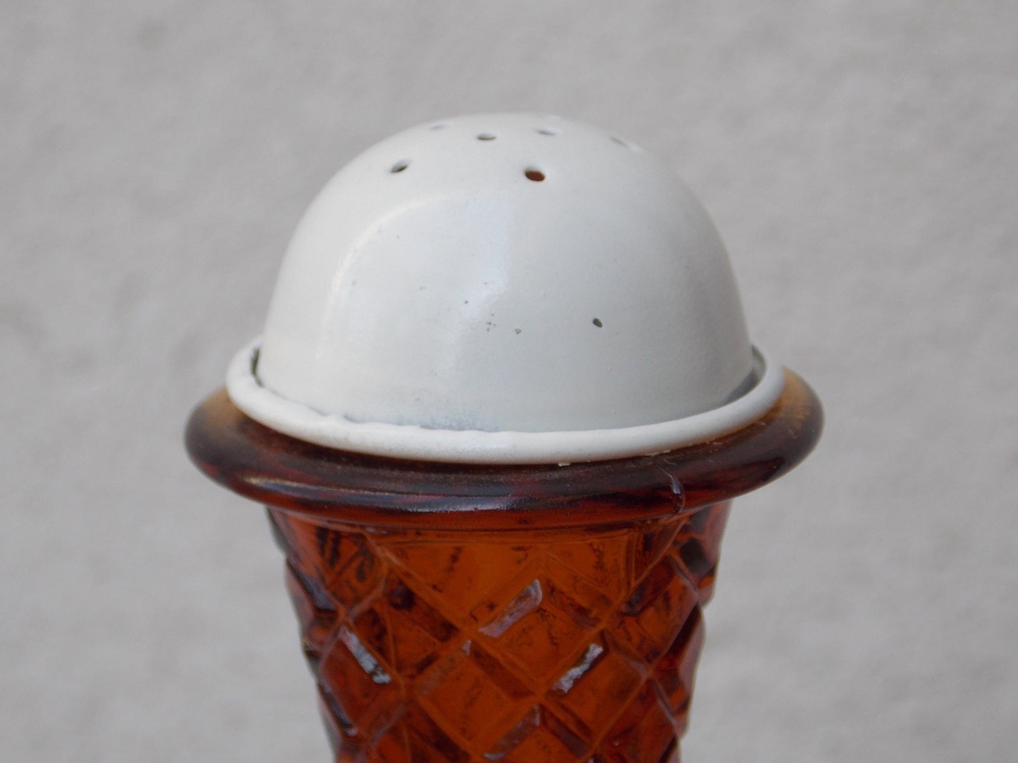 I Like Mike's Mid Century Modern Accessories Vintage Ice Cream Salt and Pepper Shaker Set, Made in Hong Kong