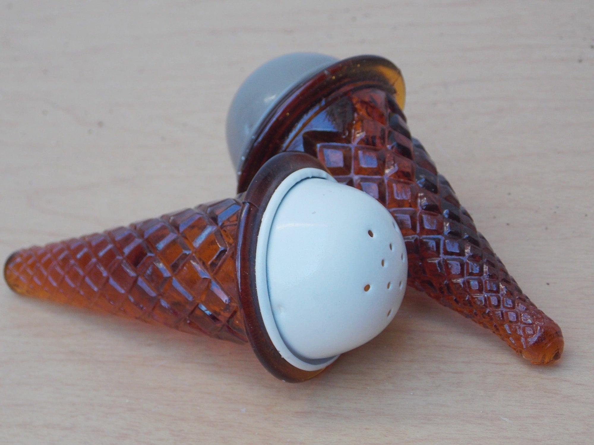 I Like Mike's Mid Century Modern Accessories Vintage Ice Cream Salt and Pepper Shaker Set, Made in Hong Kong