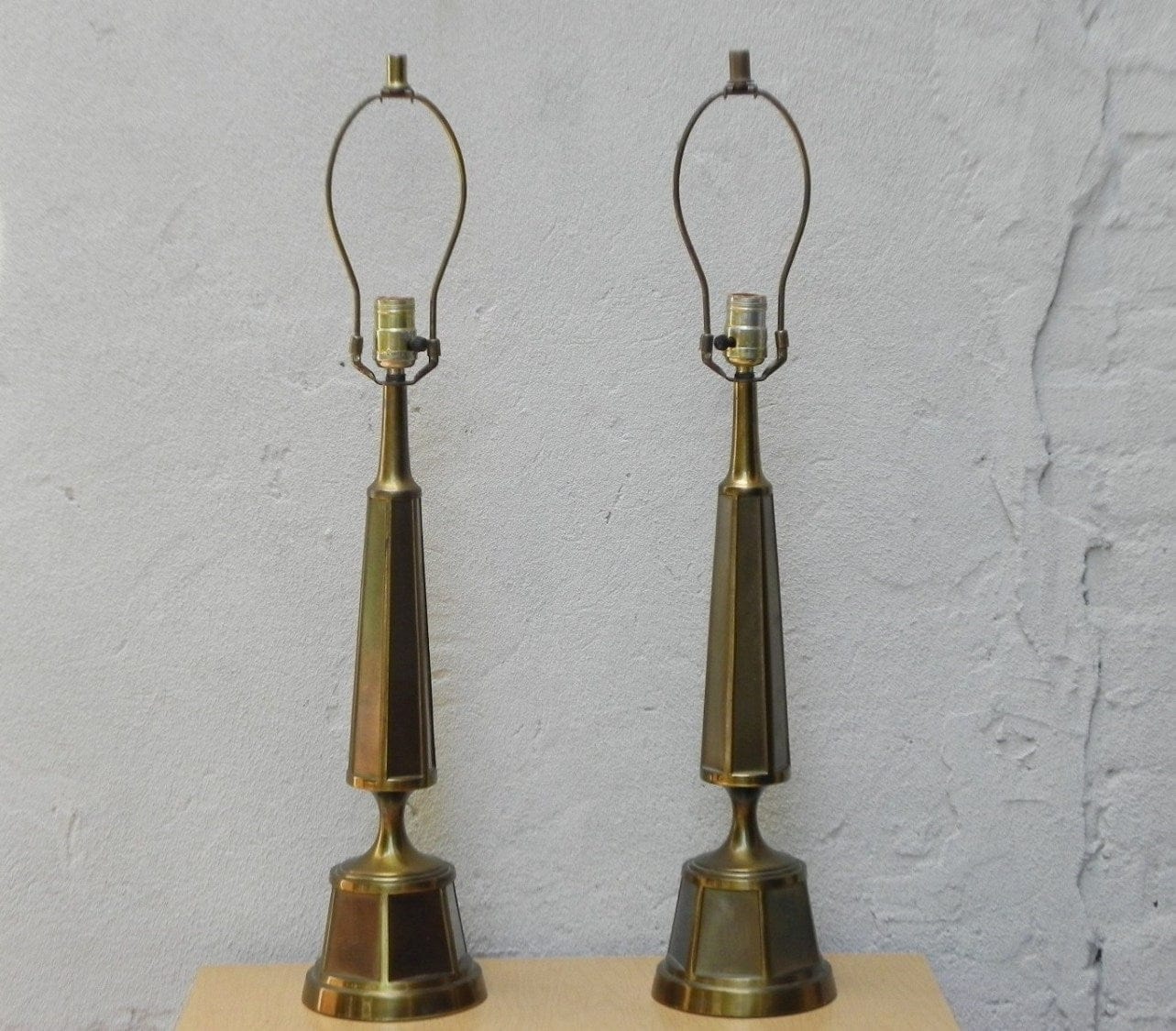 I Like Mike's Mid Century Modern lighting Pair Cast Brass Elegant Modern Obelisk Table Lamps, Late 1970s