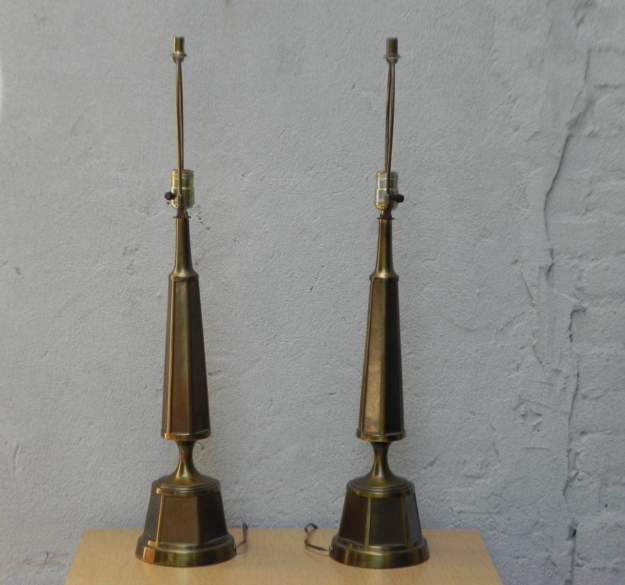 I Like Mike's Mid Century Modern lighting Pair Cast Brass Elegant Modern Obelisk Table Lamps, Late 1970s