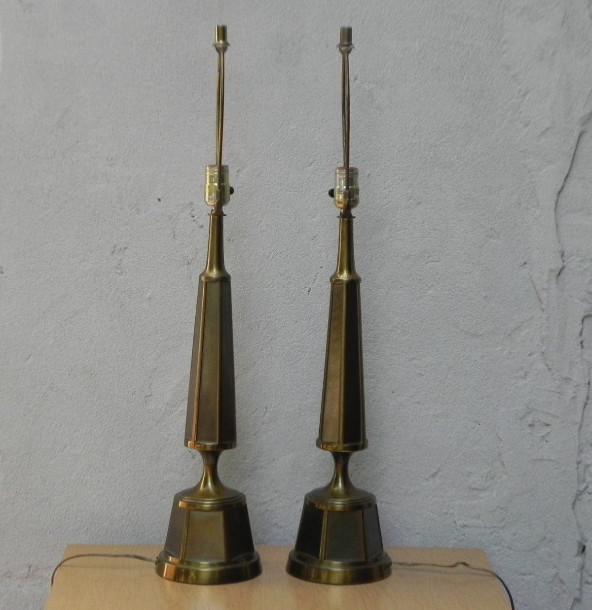I Like Mike's Mid Century Modern lighting Pair Cast Brass Elegant Modern Obelisk Table Lamps, Late 1970s