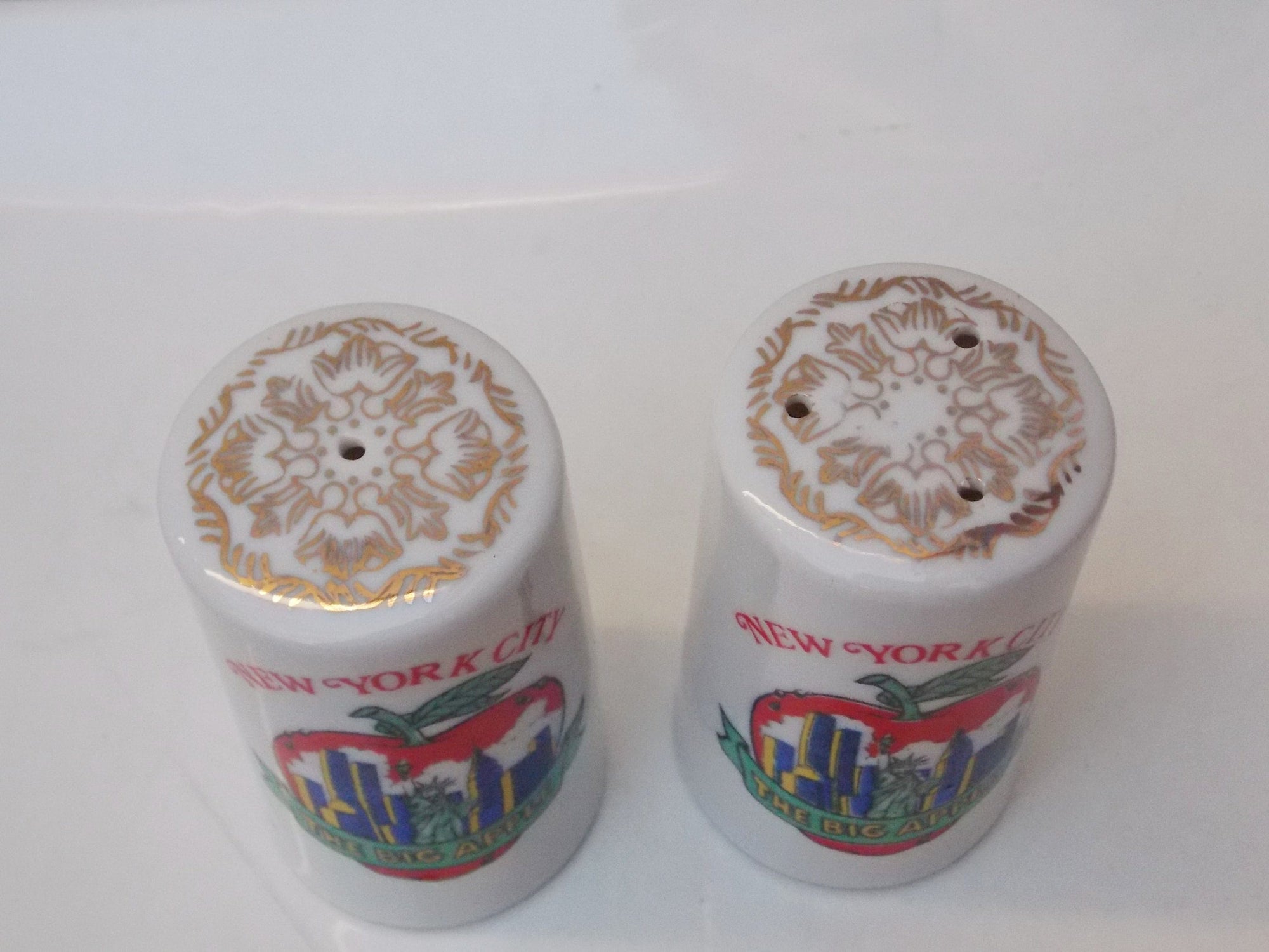 I Like Mike's Mid Century Modern Salt & Pepper Shakers New York "The Big Apple" Souvenir Ceramic Salt & Pepper Shakers