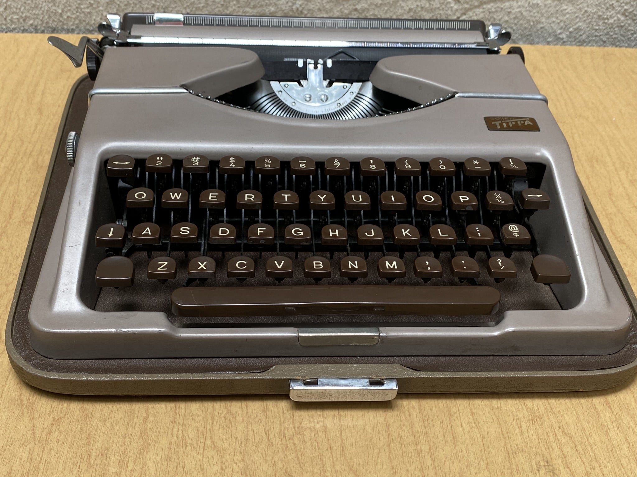 Gossen Tippa Vintage Portable Typewriter in Case - I Like Mikes 