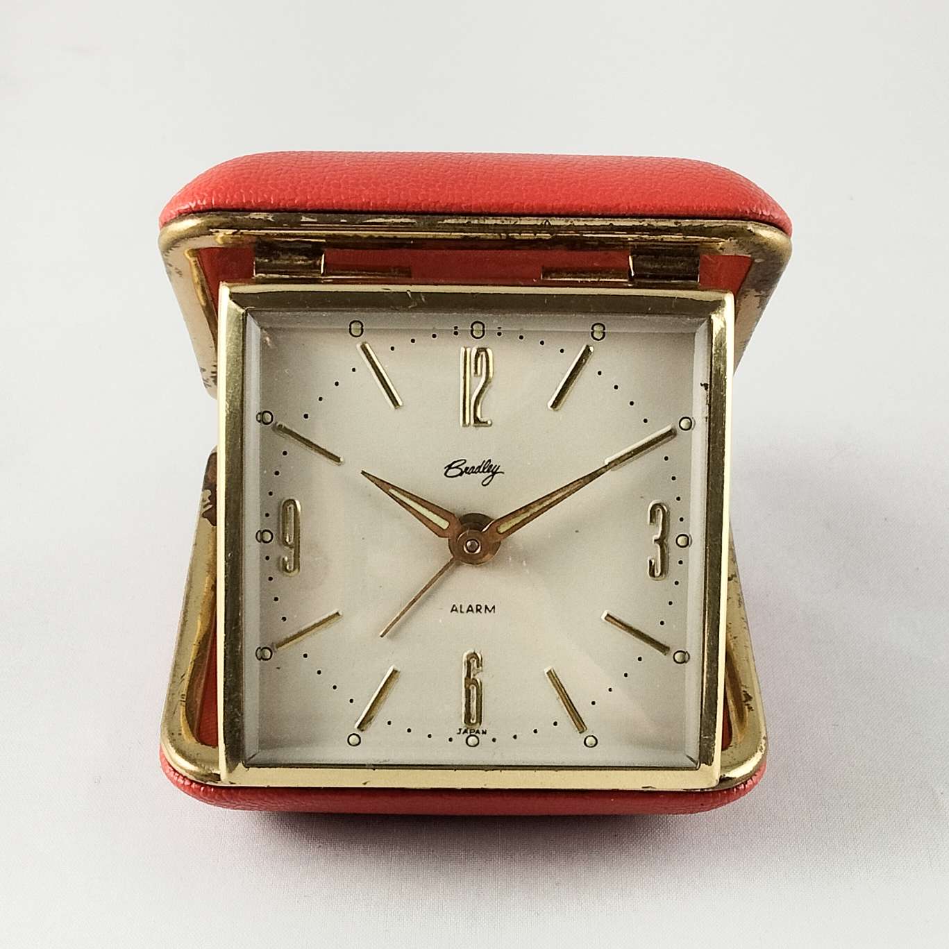 【レアビンテージ】Bradley トラベルクロック レッド Bradley Wind Up Travel Clock, Red Pebbled Leather - I Like Mikes
