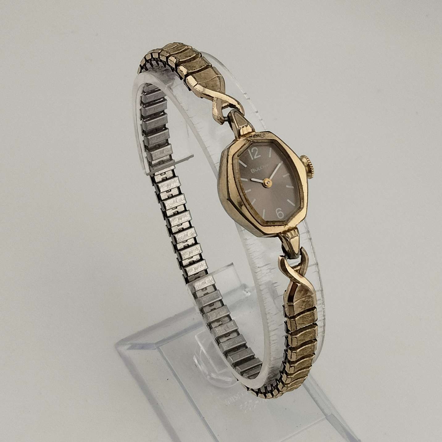 Vintage Bulova ladies oval gold tone watch NEW BATTERY Vintage Bulova Watch Women 16mm Gold Tone Dial 1983 NEEDS  main image 2
