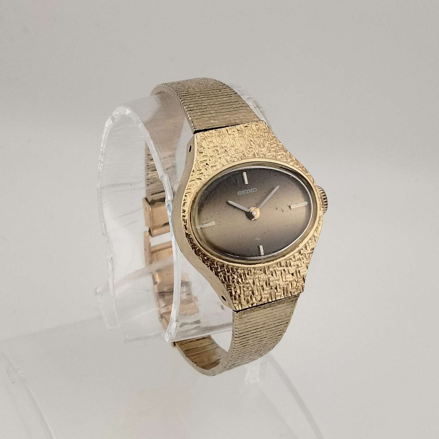 Seiko Petite Gold Tone Watch, Wind Up, Oval Dial, Bracelet  display picture 3