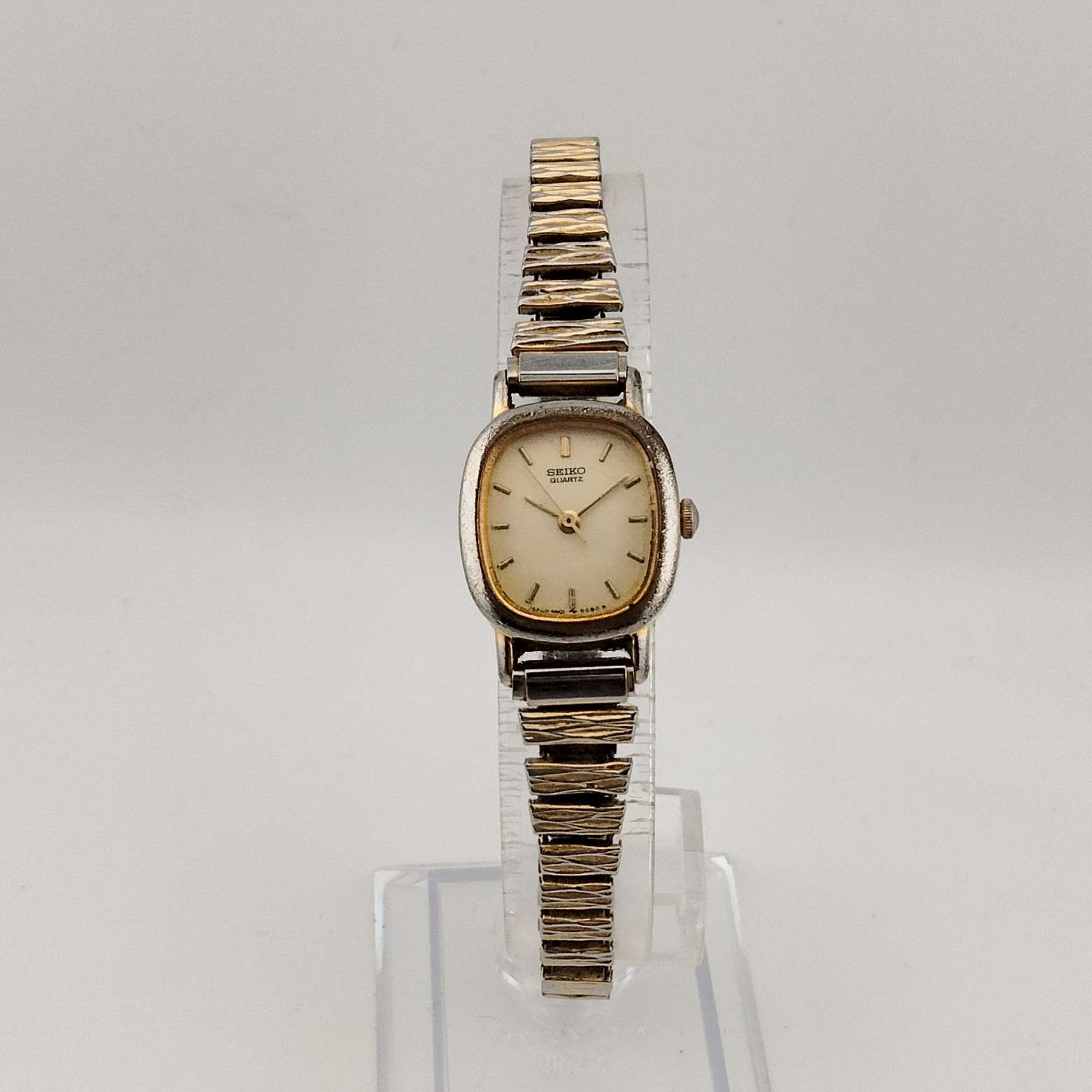 Vintage Seiko SQ Ladies Gold-Toned Quartz Watch – Day/Date Display 1990 SEIKO SQ Quartz Watch Day/Date 5Y23 Coin Edge Bezel and  main image 2