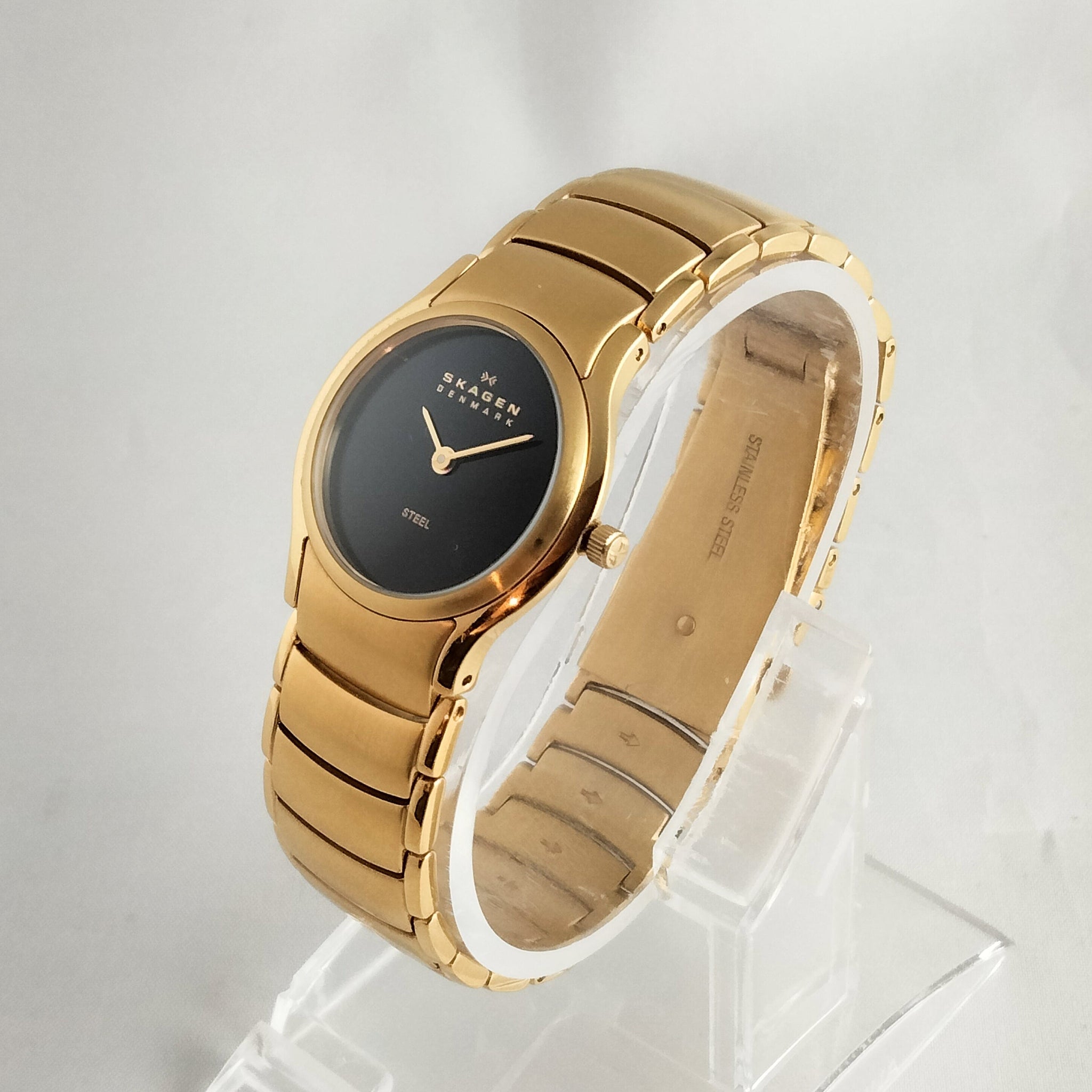 Skagen smartwatch gold hotsell