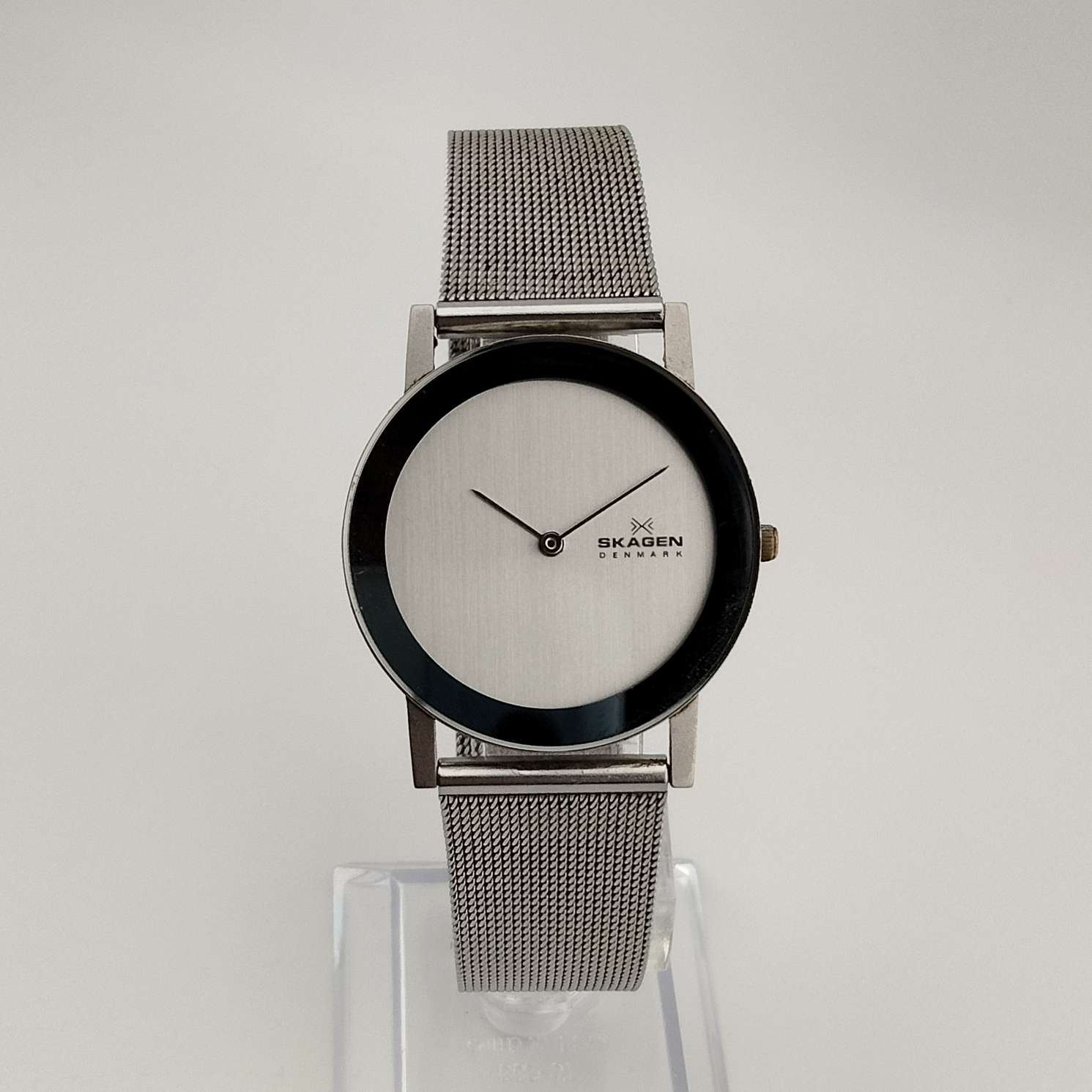 Skagen Unisex Watch, Minimalist Silver Tone Dial, Mesh Strap  display picture 1
